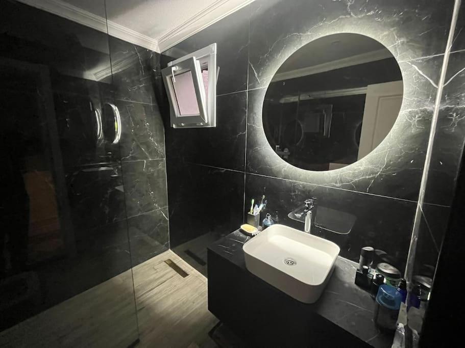 Sisli Osmanbey Taksim Large Terrace, Quietness And Space Apartment Istanbul Bagian luar foto